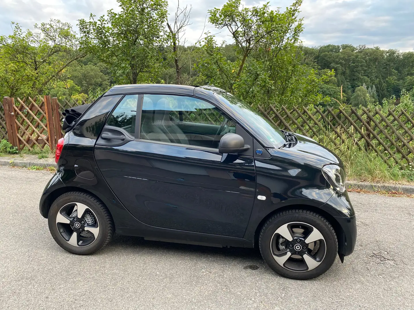 smart forTwo smart fortwo cabrio electric drive cabrio EQ Schwarz - 2