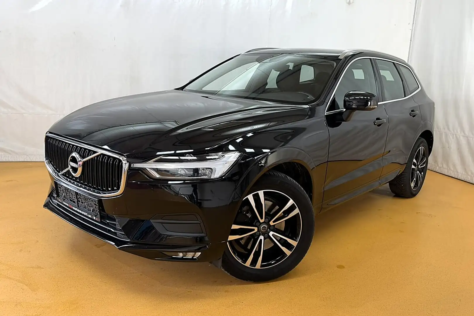 Volvo XC60 D4 Momentum AWD Geartronic Schwarz - 1