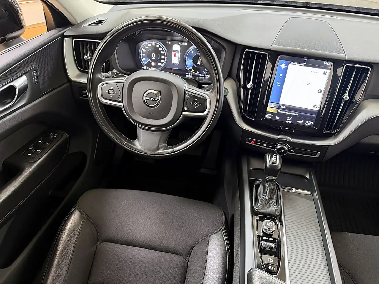Volvo XC60 D4 Momentum AWD Geartronic Schwarz - 2