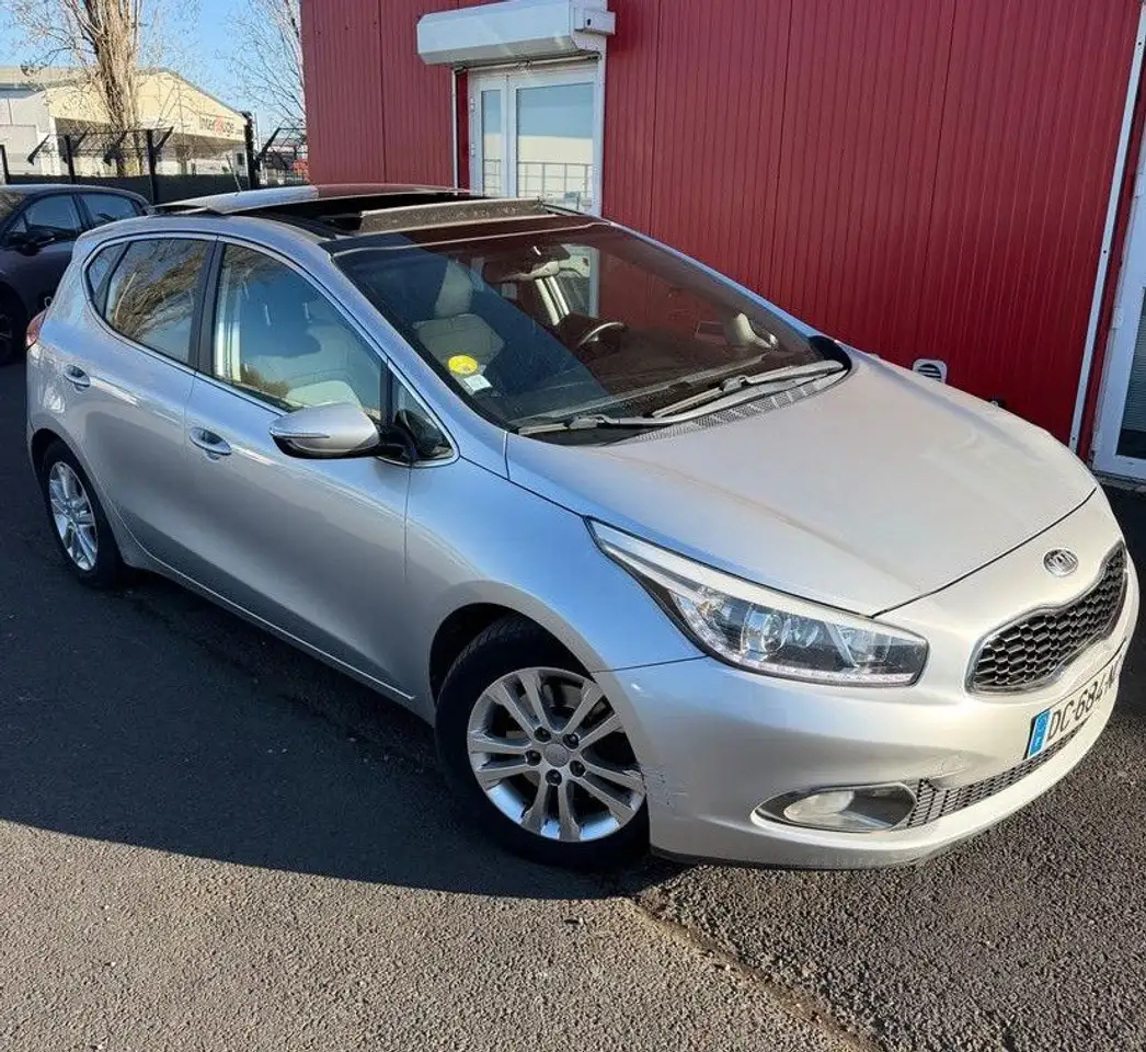 Kia Ceed \u002F cee'd Ceed 1.6 CRDi S\u0026S 128ch Toit ouvran
