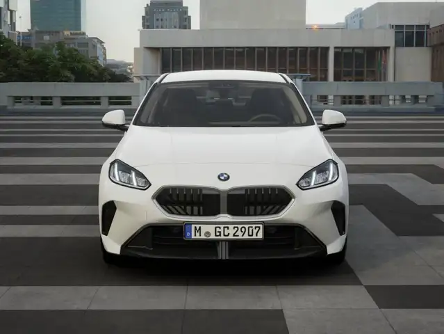 BMW 1 Series view 3