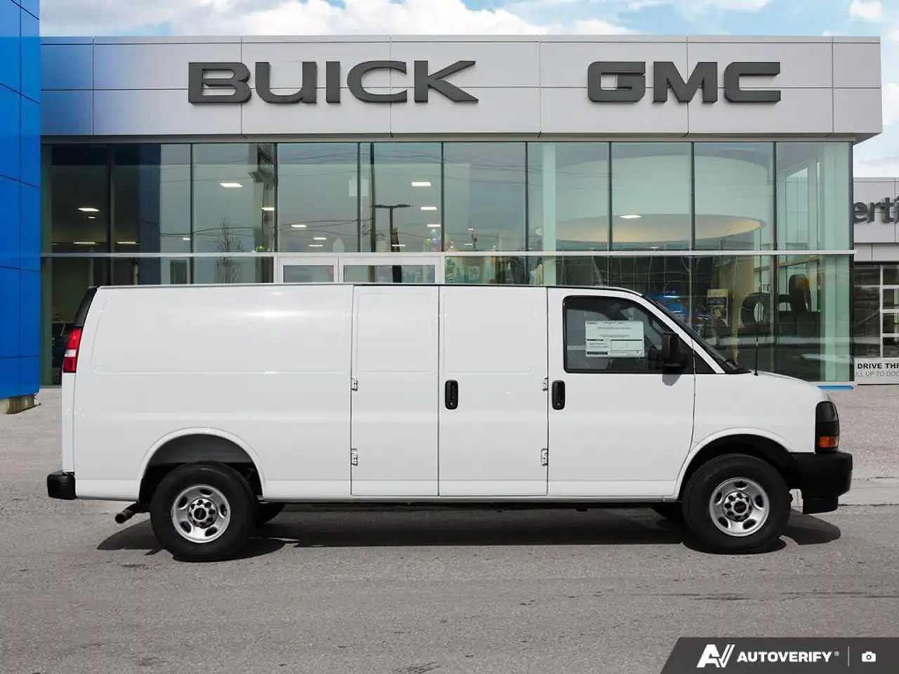 GMC Savana снимка GMC Savana