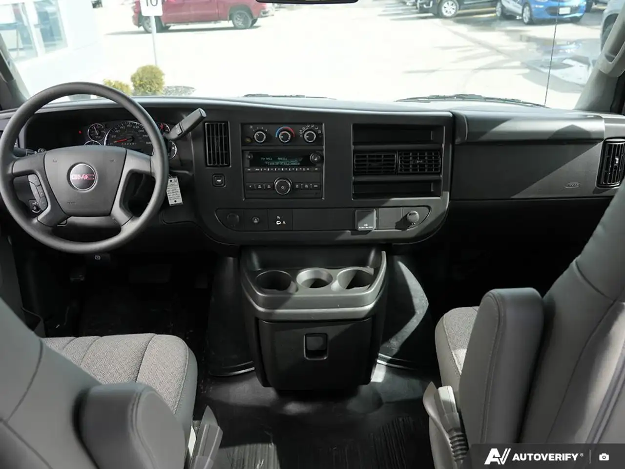 GMC Savana снимка GMC Savana