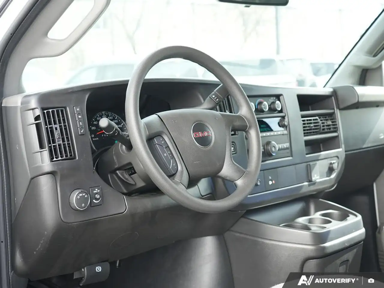 GMC Savana снимка GMC Savana