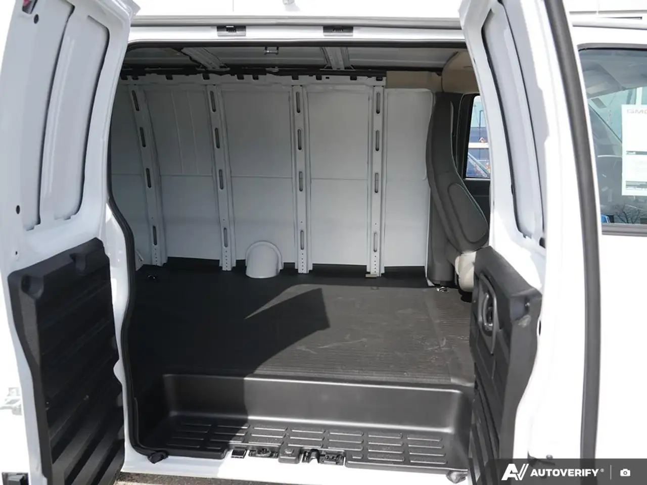 GMC Savana снимка GMC Savana