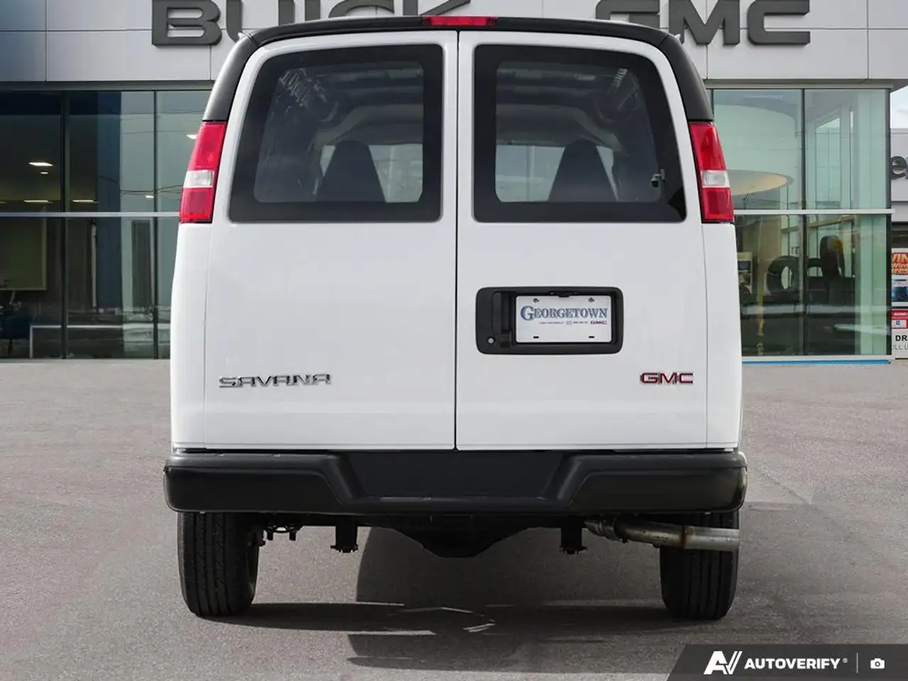 GMC Savana снимка GMC Savana