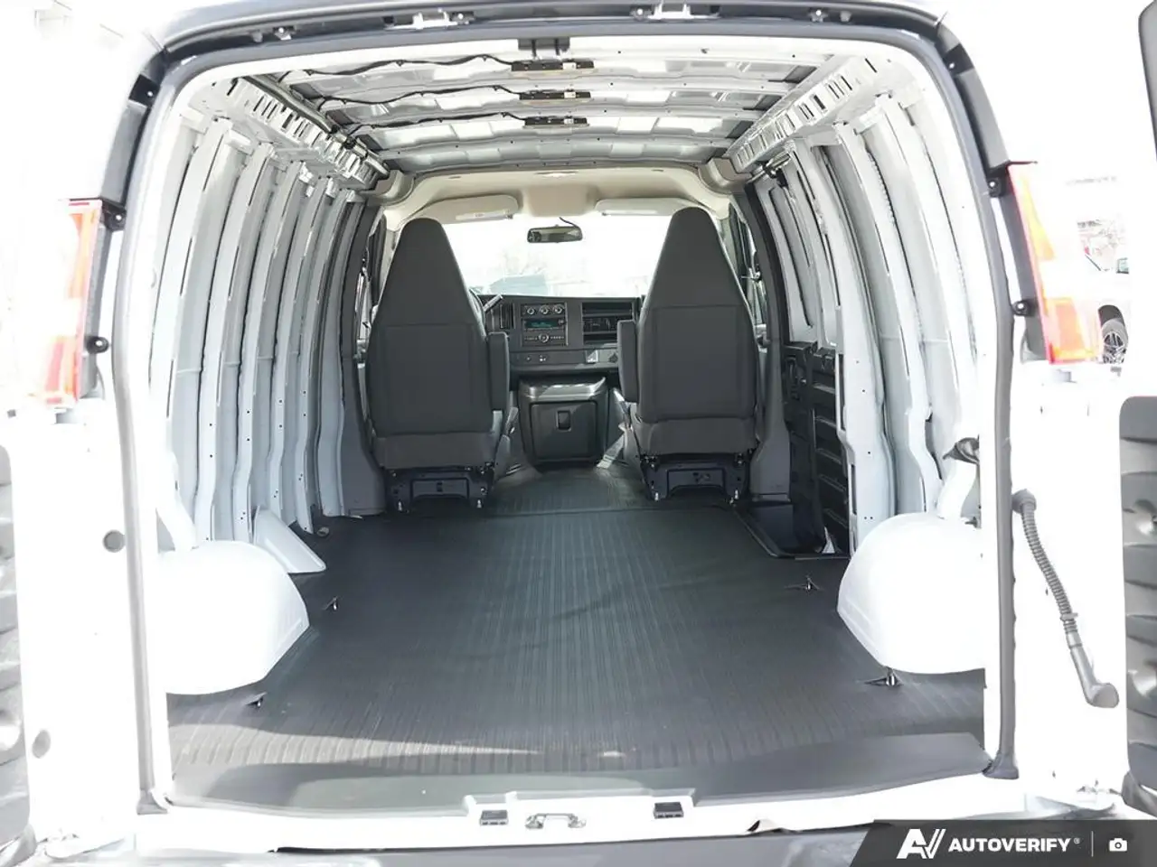 GMC Savana снимка GMC Savana