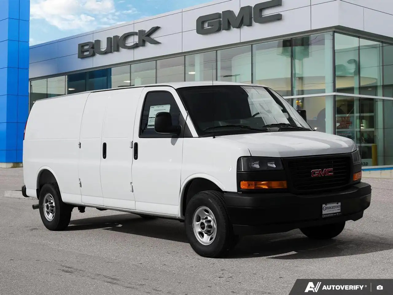 GMC Savana снимка GMC Savana