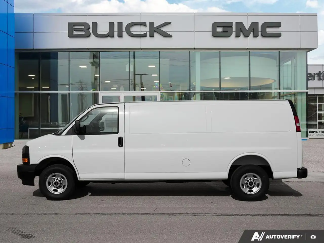 GMC Savana снимка GMC Savana