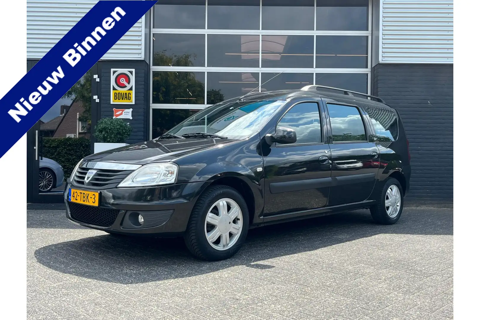 Dacia Logan MCV 1.6-16V Blackline, Airco, Radio, Trekhaak, PDC Zwart - 1