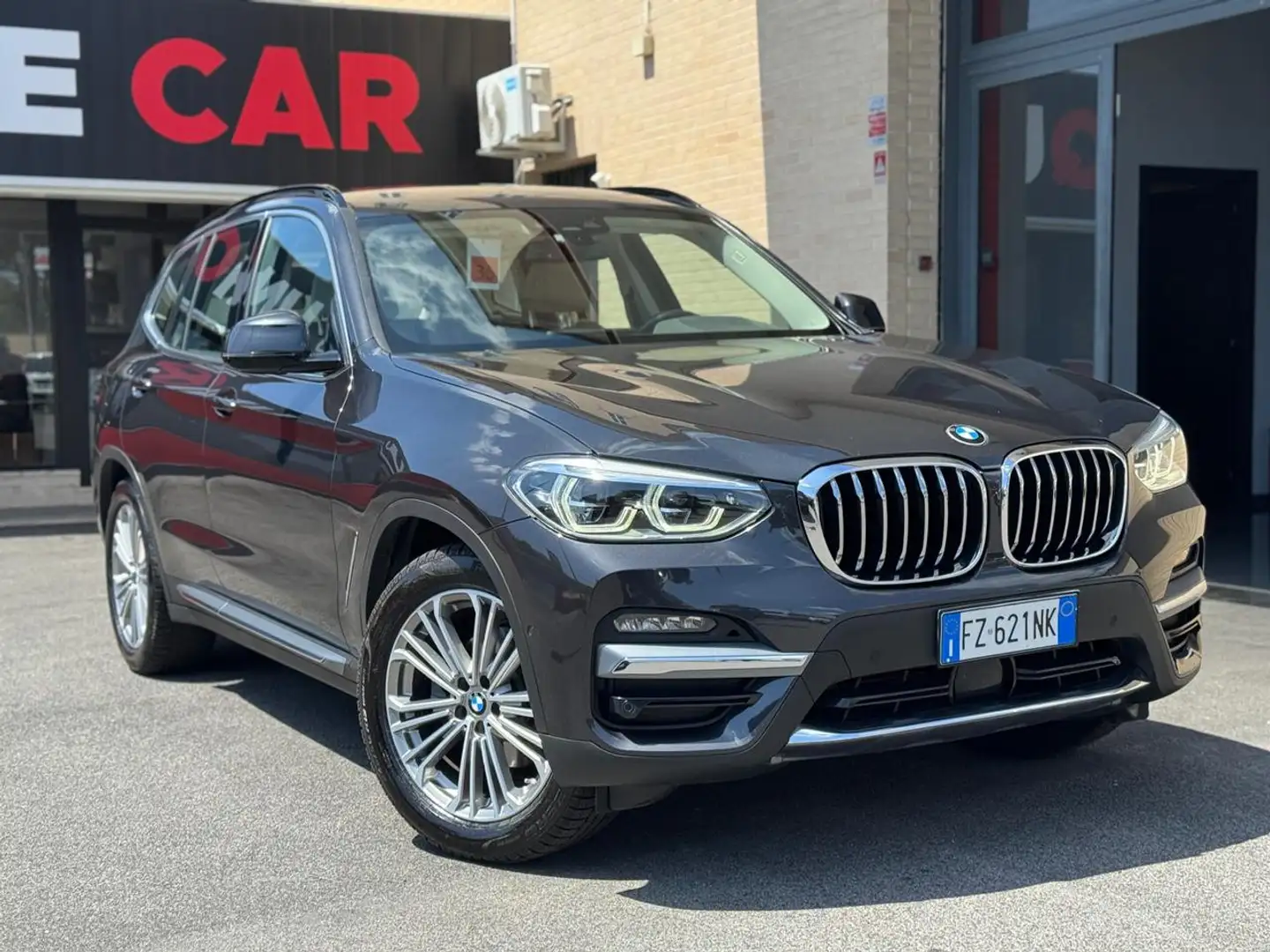 BMW X3 sDrive18d Luxury Aut SPORT Gri - 1