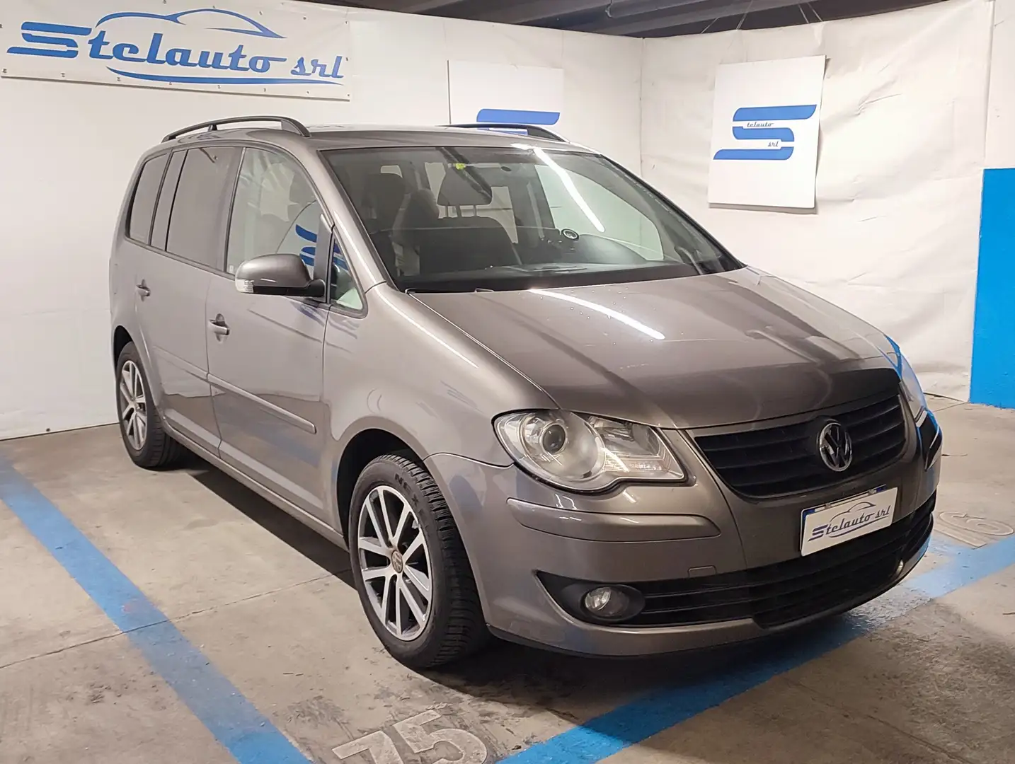 Volkswagen Touran Touran 1.6 Conceptline bi-fuel G Серый - 2