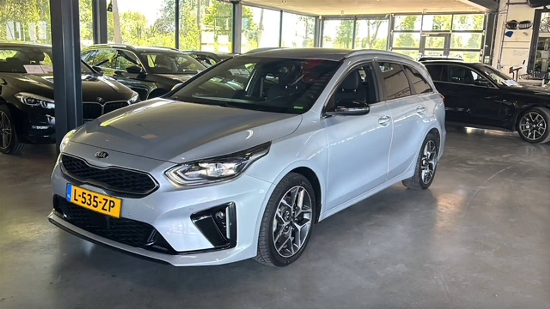 Kia Ceed SW / cee'd SW 1.5 T-GDi 176pk MHEV DCT7 GT-Line Bus. Edition Grijs - 2
