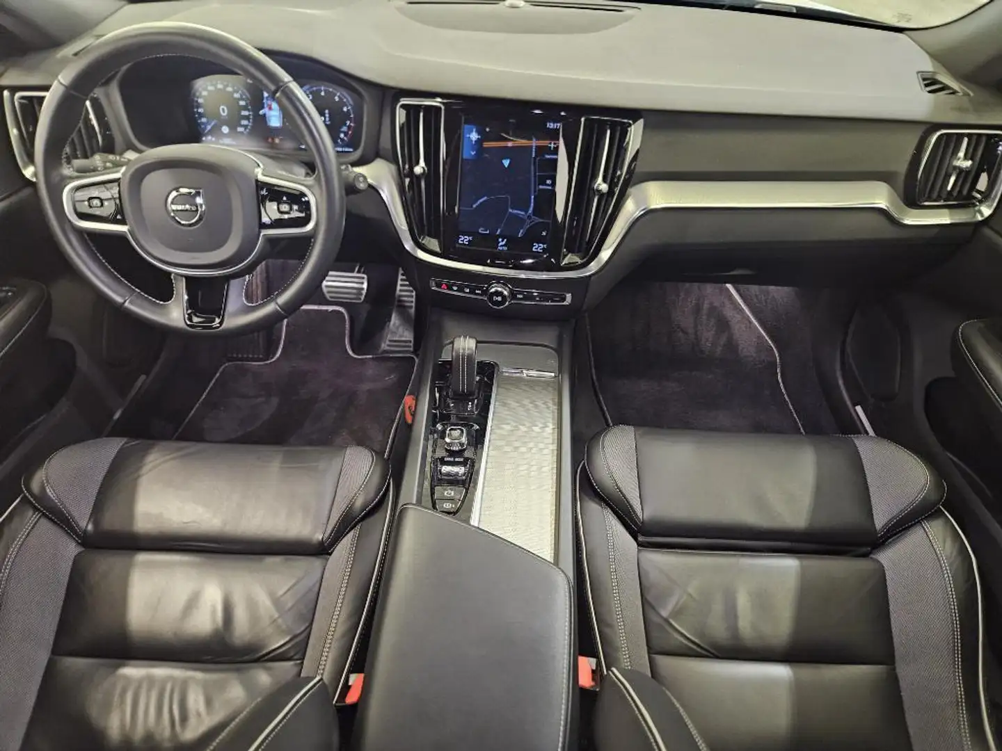 Volvo V60 2.0 B3 R-Design | Adaptive cruise control | Voorru Schwarz - 2