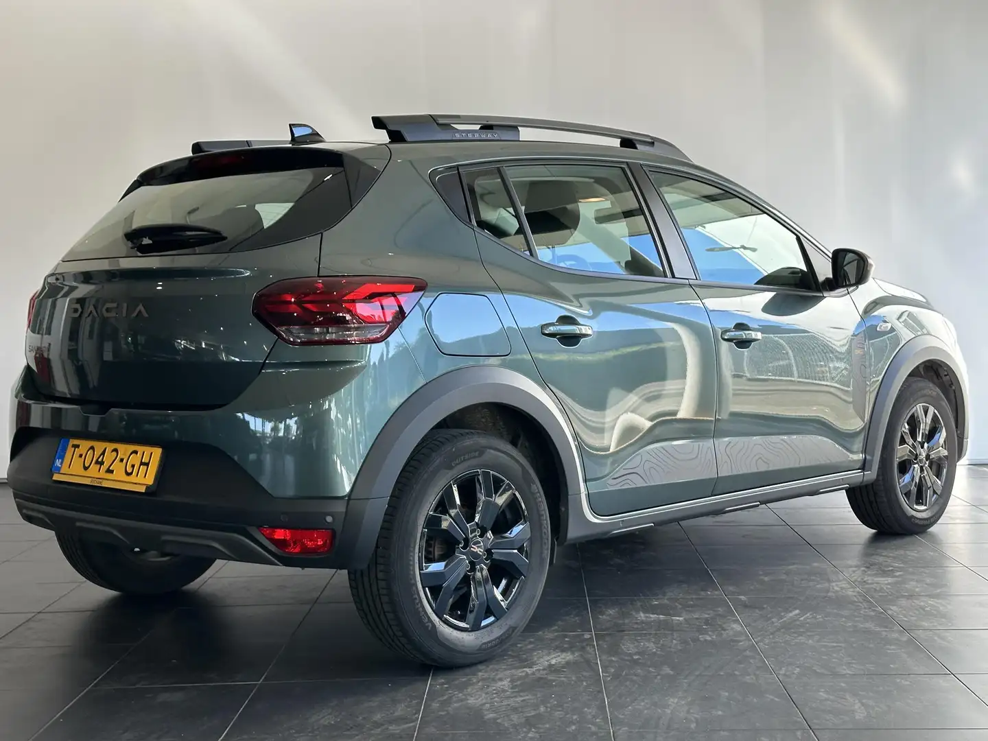 Dacia Sandero Stepway 1.0 TCe 100 ECO-G Extreme NAVIGATIE | ACHT Groen - 2