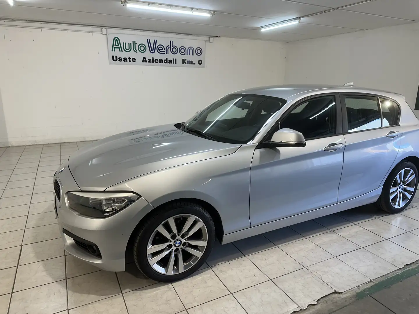 BMW 116 Serie 1 F/20-21 2015 116d Business 5p auto Grigio - 2
