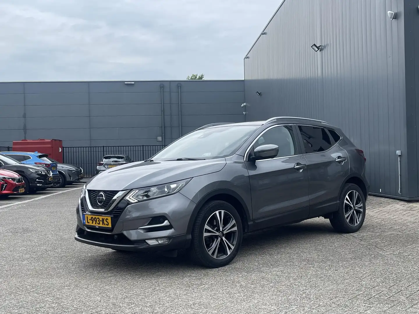 Nissan Qashqai 1.3 DIG-T Design Edition Grijs - 2