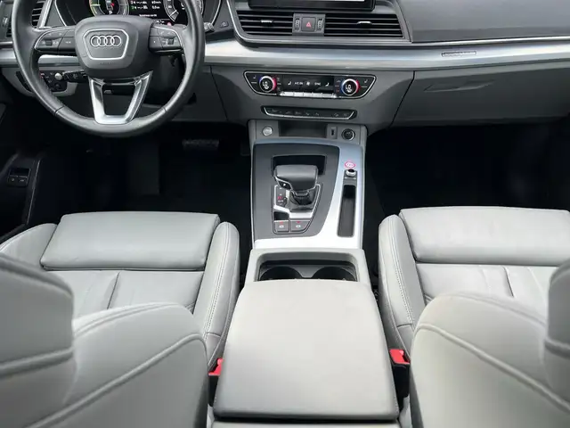 Audi Q5 view 10