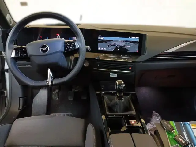 Opel Astra view 3