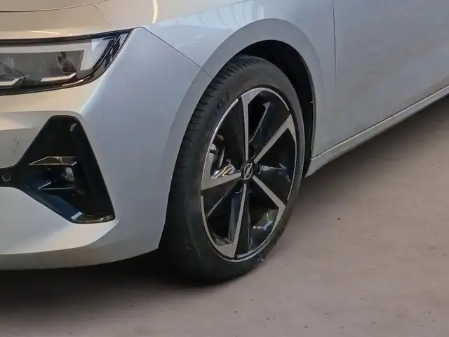 Opel Astra view 5