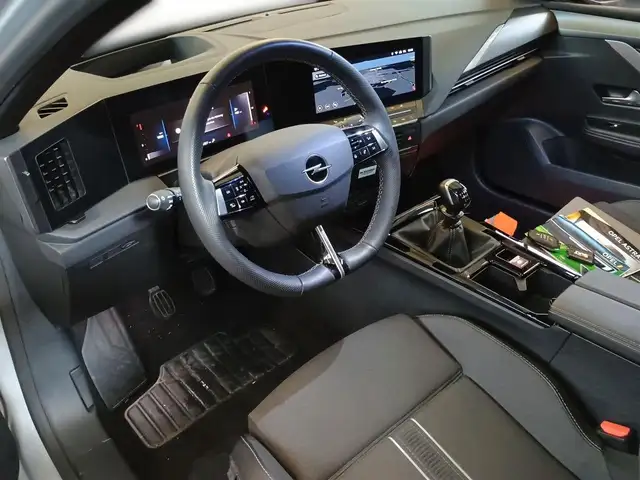 Opel Astra view 4