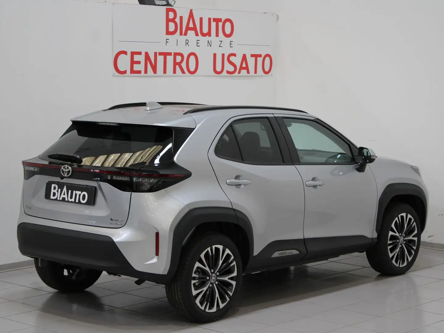 Toyota Yaris Cross 1.5 Hybrid 130 CV 5p. E-CVT AWD-i Lounge Argento - 2