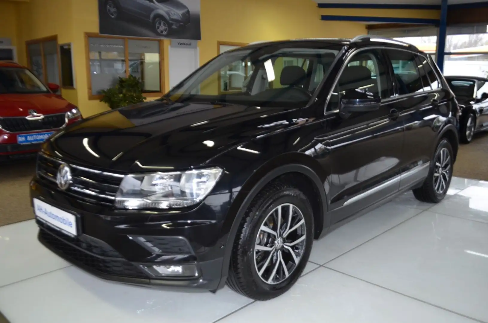 Volkswagen Tiguan BMT AUTOMATIK / NAVI / R-KAMERA / PDC Schwarz - 1