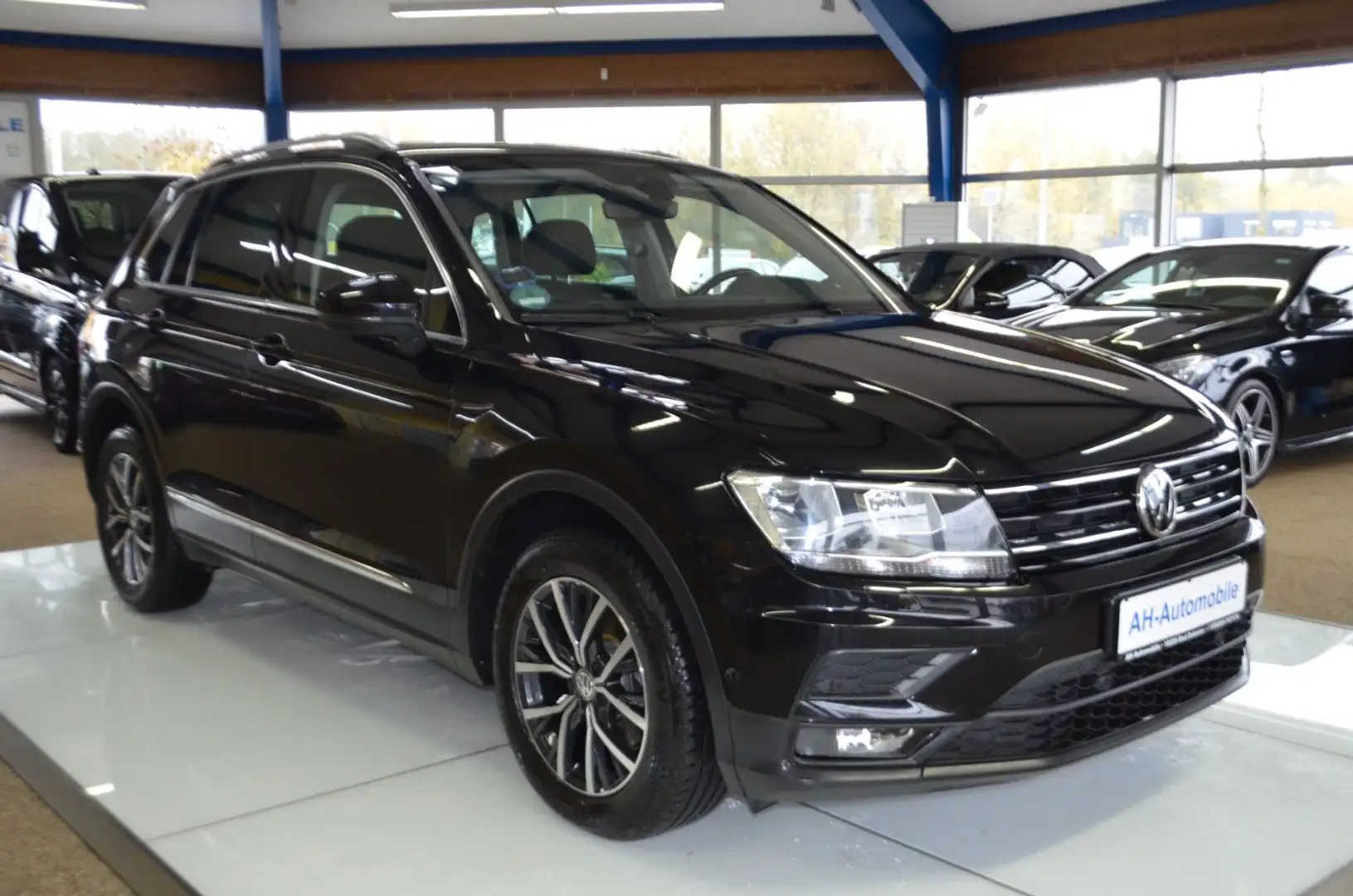 Volkswagen Tiguan BMT AUTOMATIK / NAVI / R-KAMERA / PDC Schwarz - 2