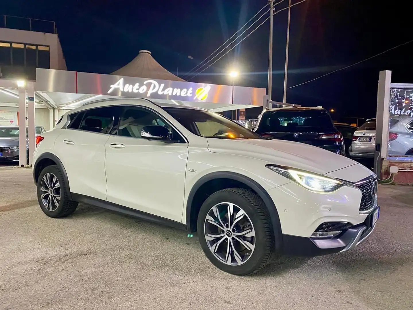 Infiniti QX30 2.2 diesel Automatica tel.360° AWD Premium White - 1