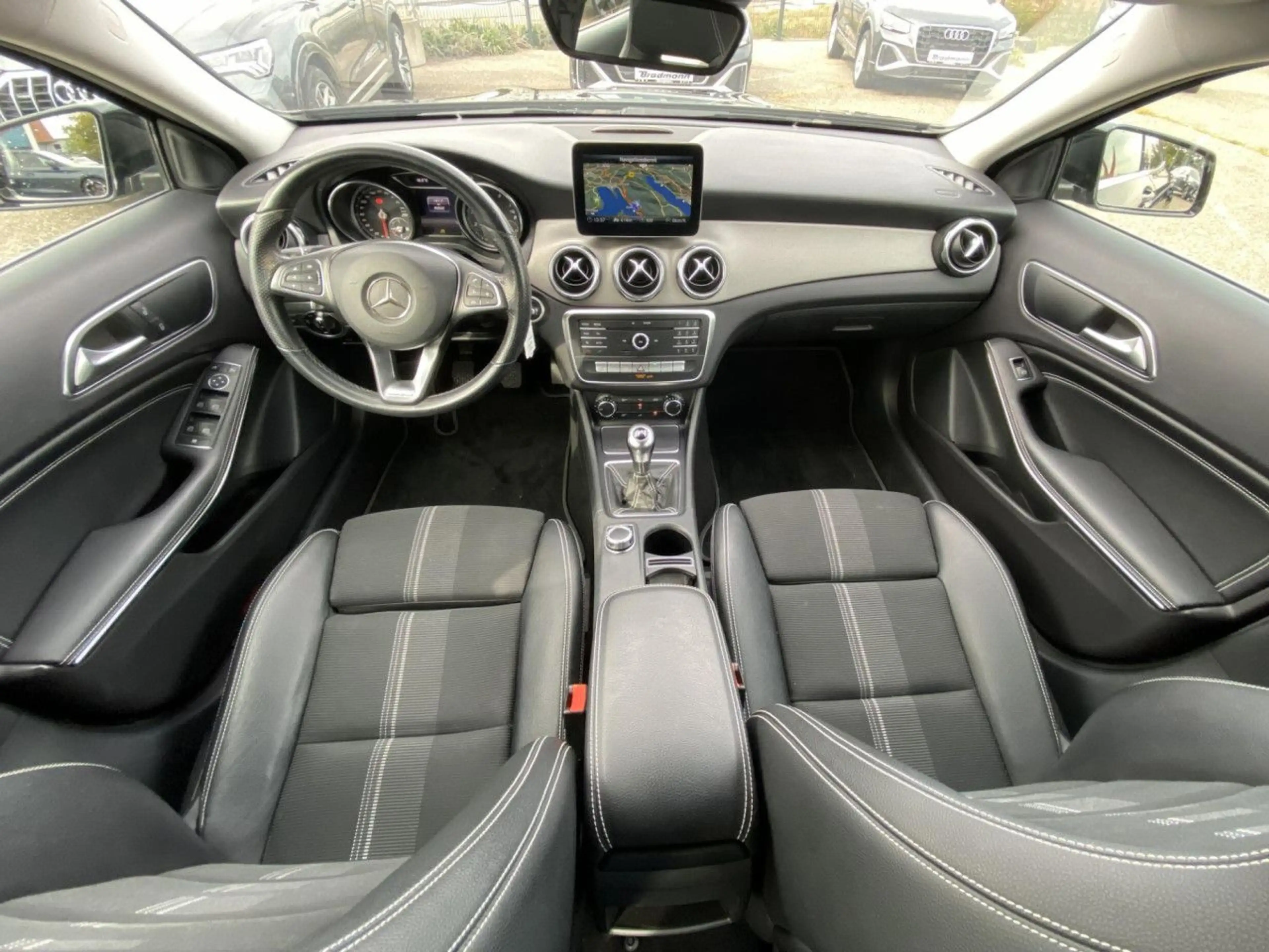 Mercedes-Benz GLA 200 Urban Navi-RFK-LED-SHZ-PDC-GRA-Bluetooth — photo 13