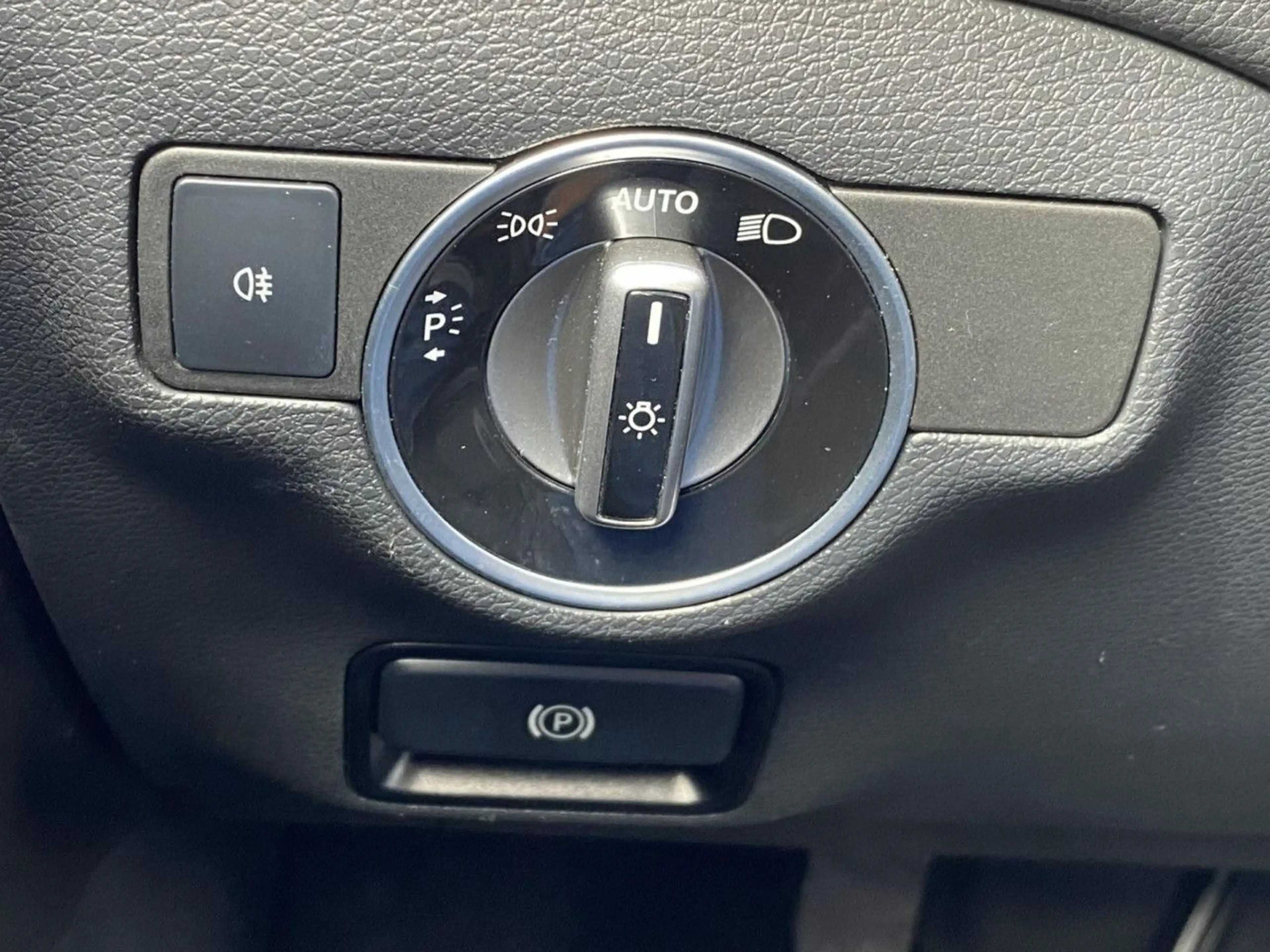 Mercedes-Benz GLA 200 Urban Navi-RFK-LED-SHZ-PDC-GRA-Bluetooth — photo 10