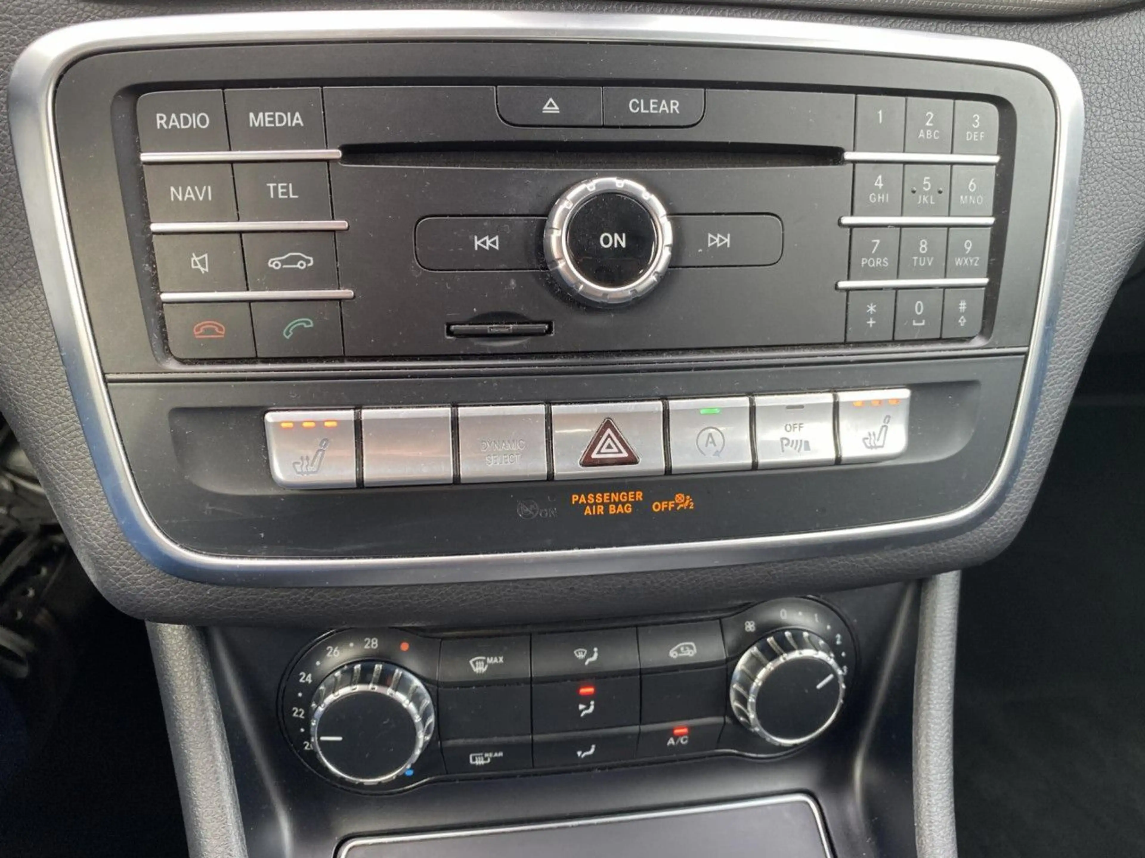 Mercedes-Benz GLA 200 Urban Navi-RFK-LED-SHZ-PDC-GRA-Bluetooth — photo 8