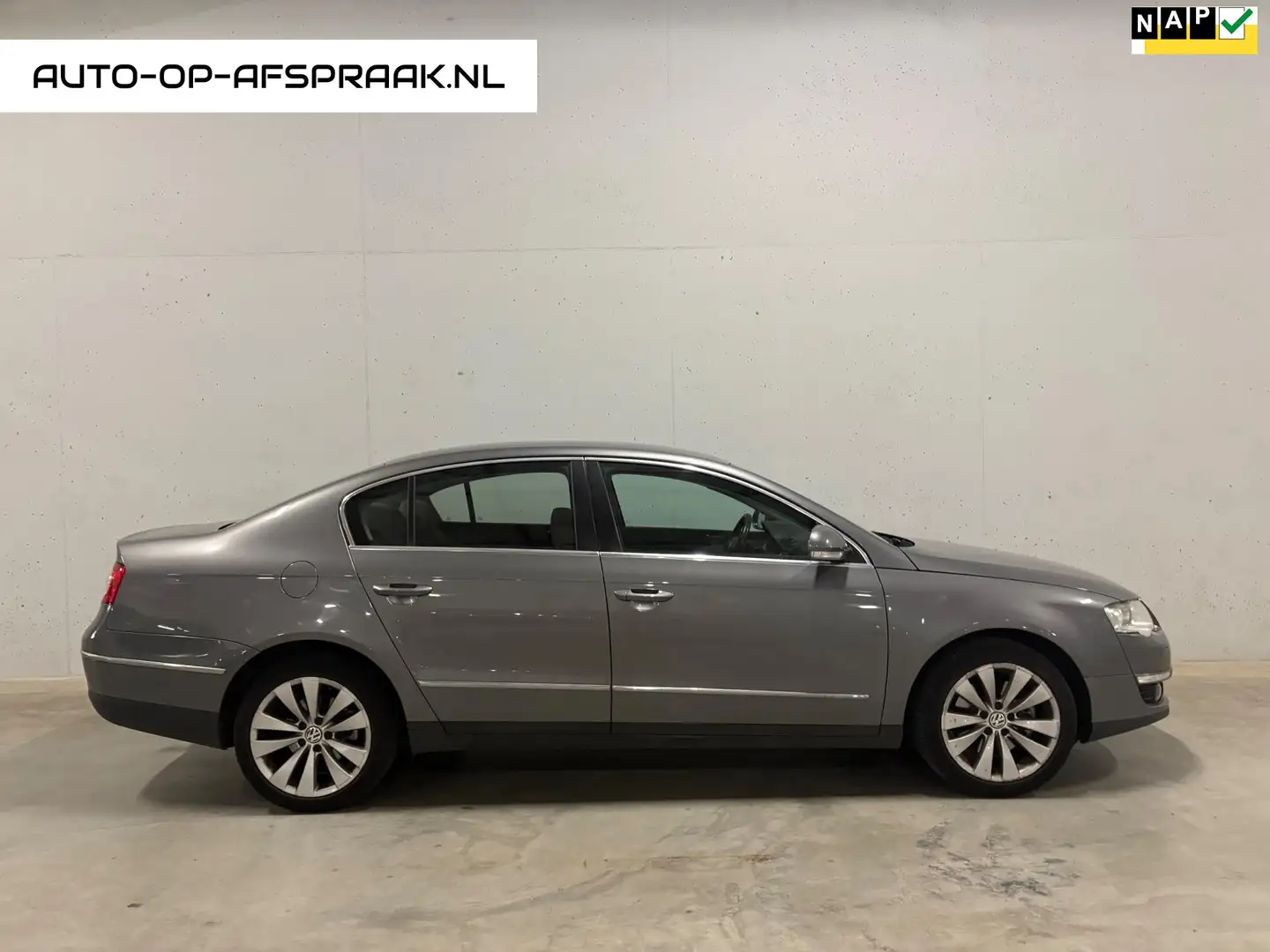 Volkswagen Passat 2.0 FSI Automaat Trekhaak APK Grijs - 1