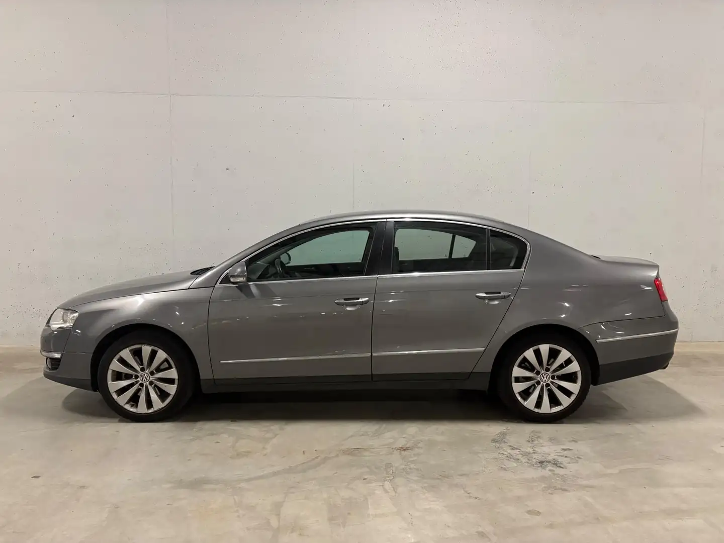 Volkswagen Passat 2.0 FSI Automaat Trekhaak APK Grijs - 2