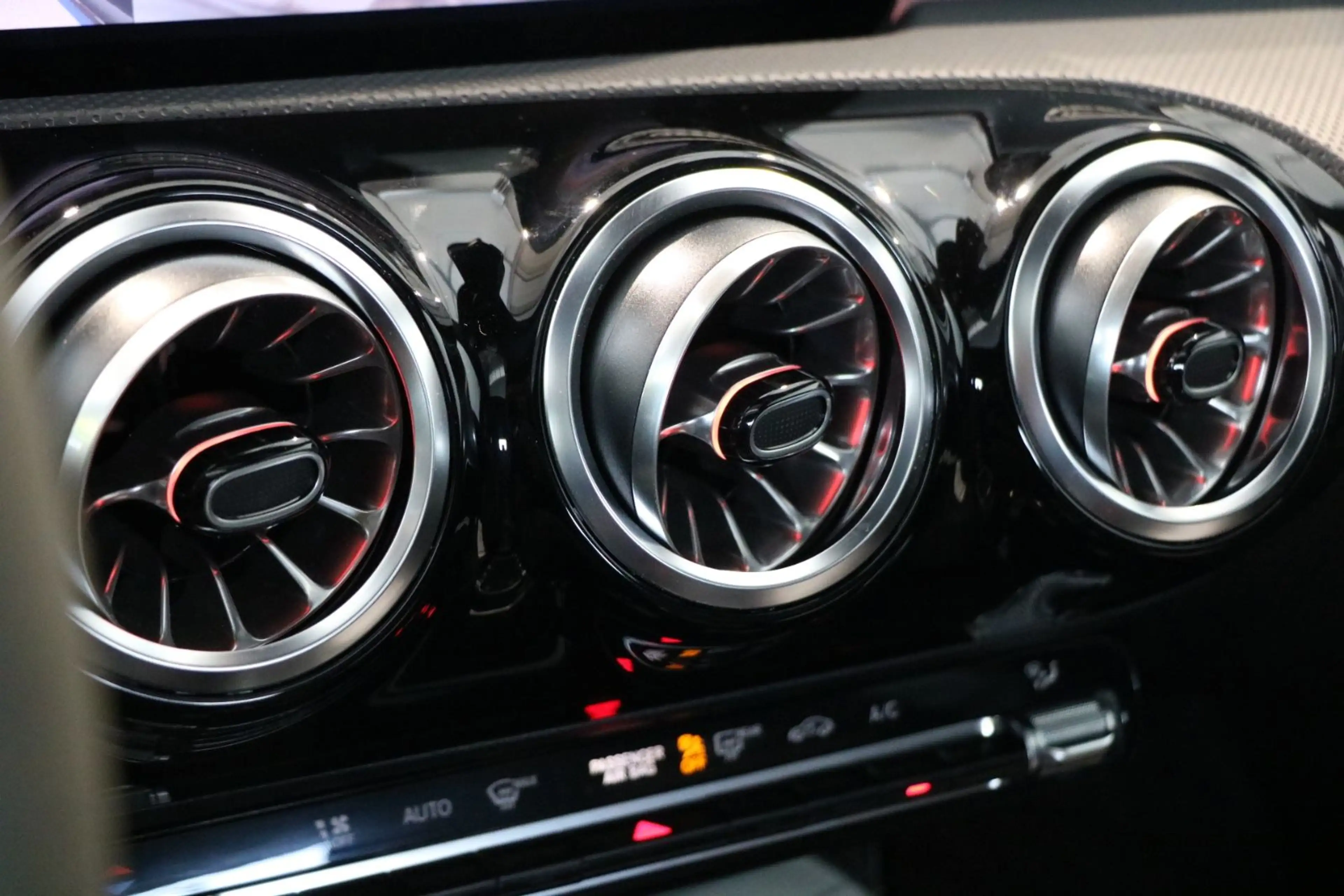 Mercedes-Benz CLA 220 CLA 220 d Shooting Brake*AMG*MBEAM*HUD*PANO*360° — photo 11