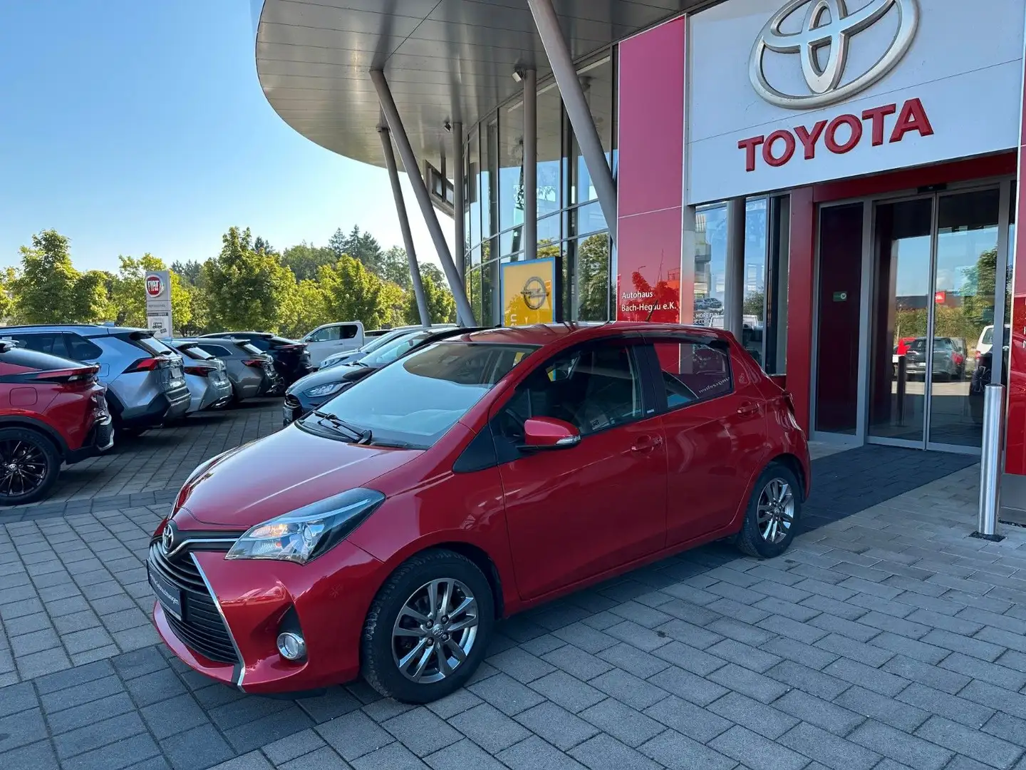 Toyota Yaris 1.3 Edition-S, NAVI, KAMERA,KLIMAAUTOMATIK Rood - 2