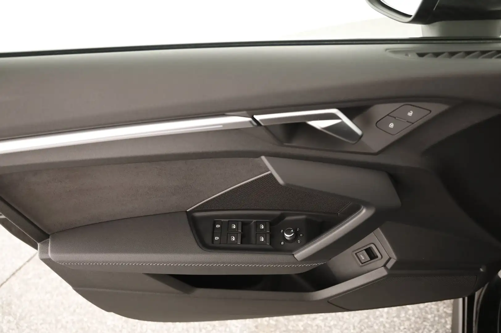 Audi S3 Limousine 50 TFSI Schwarz - 2