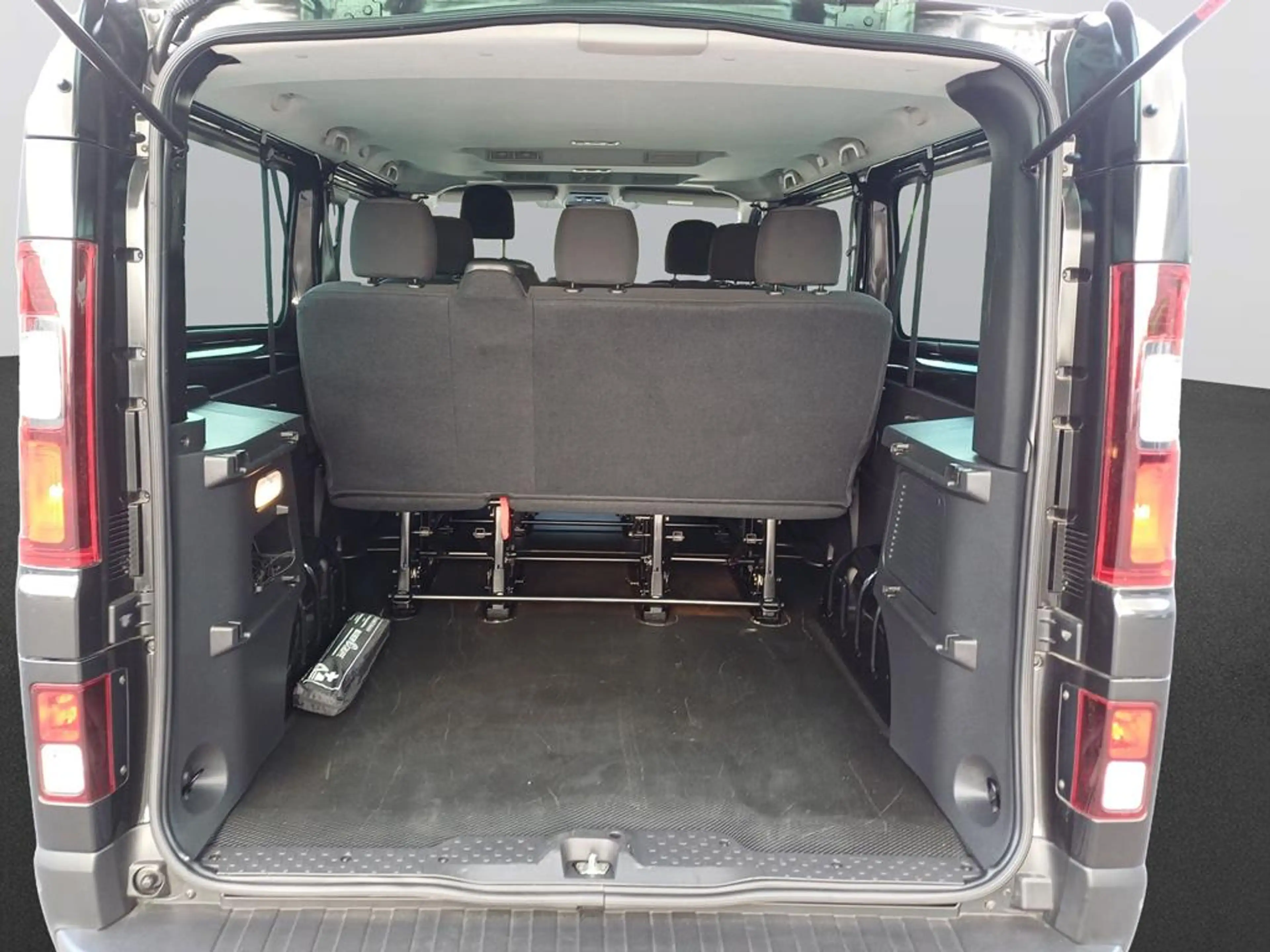 Nissan Primastar Kombi9 L2H1 3,0t dci170 DCT Tekna 2ST HK BES+ Desi — photo 7