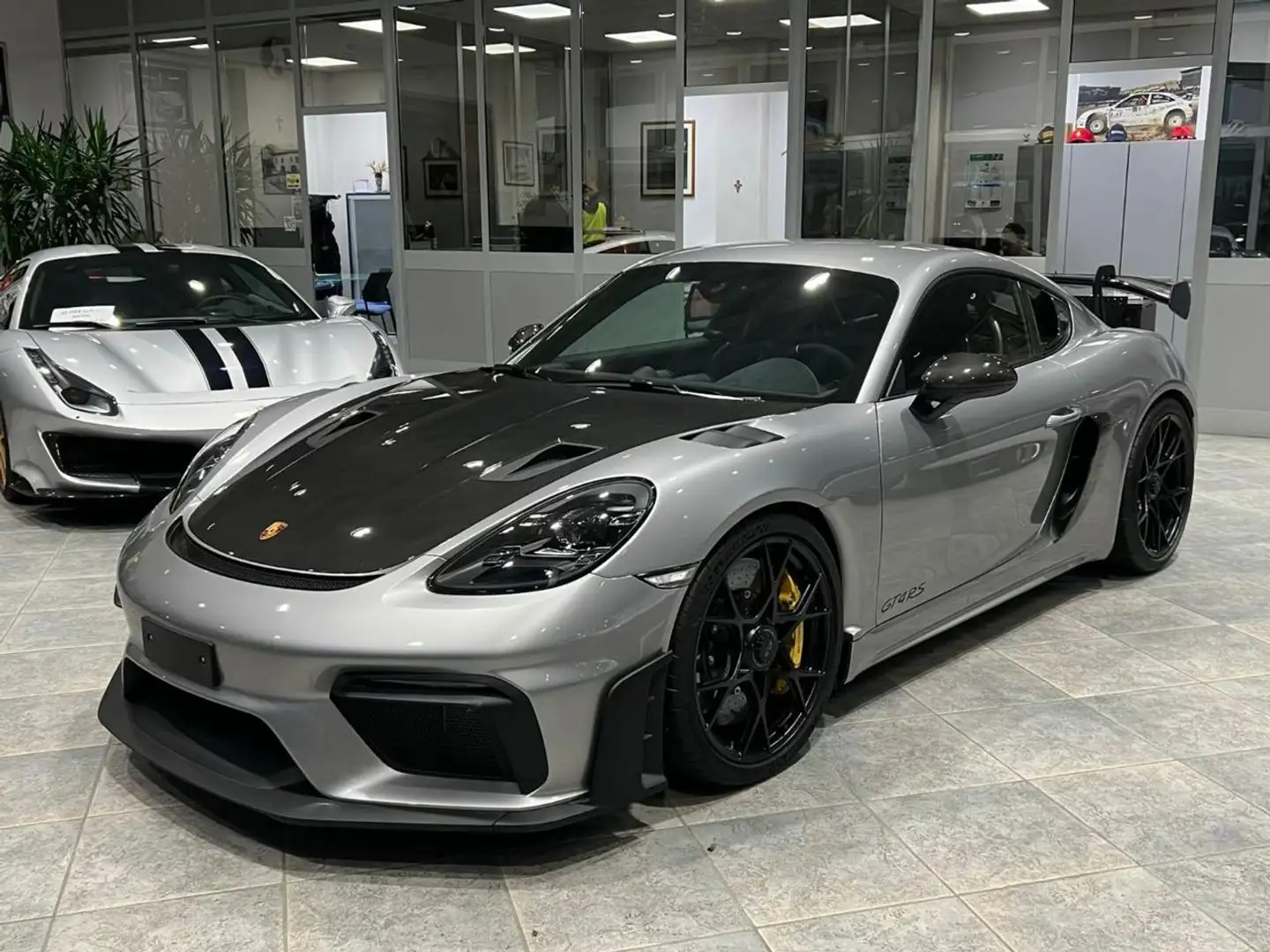Porsche 718 Cayman 4.0 500CV GT4 RS Stříbrná - 1