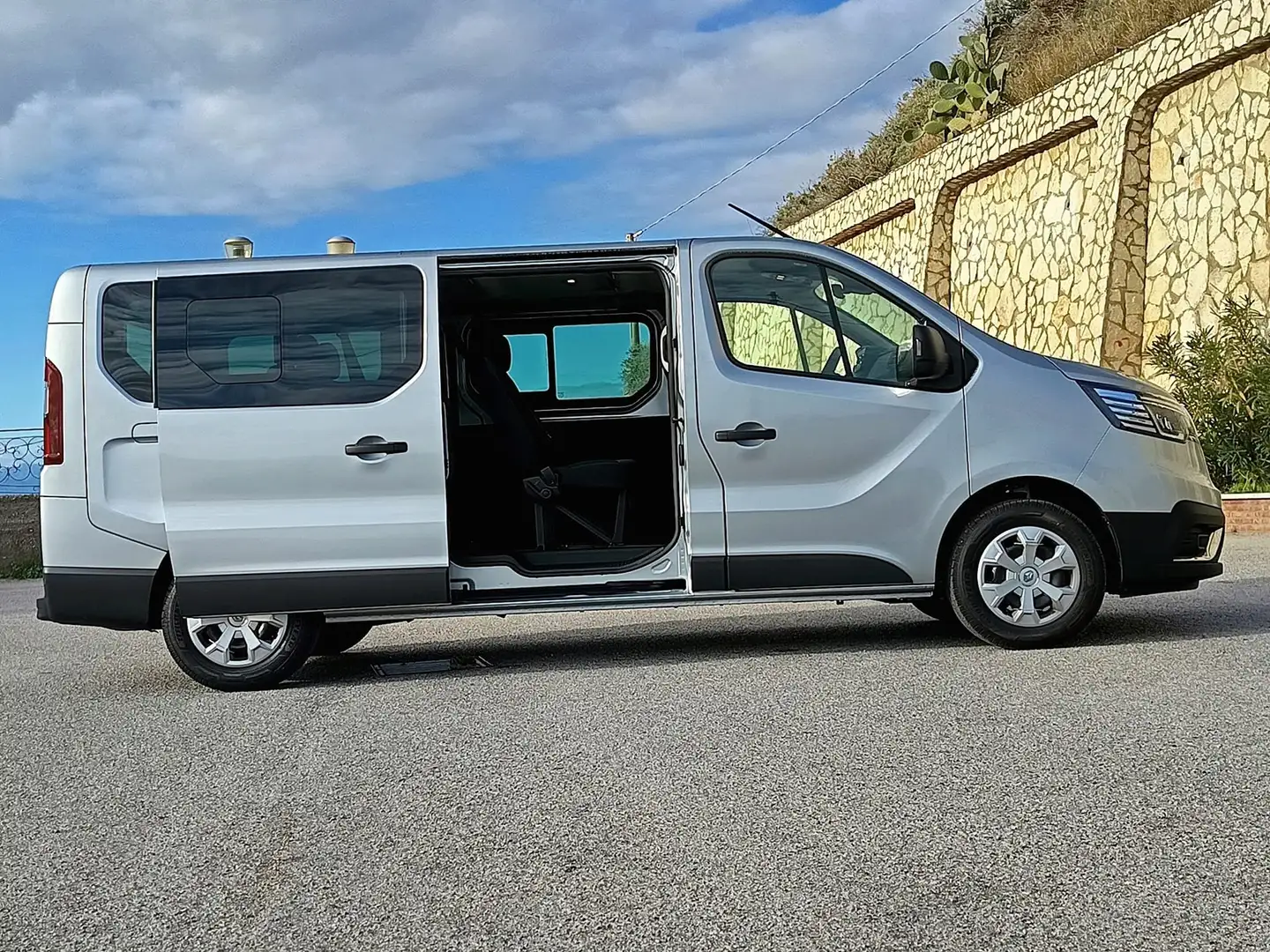 Renault Trafic L2 BluedCi 150CV 9 Posti Grigio - 2