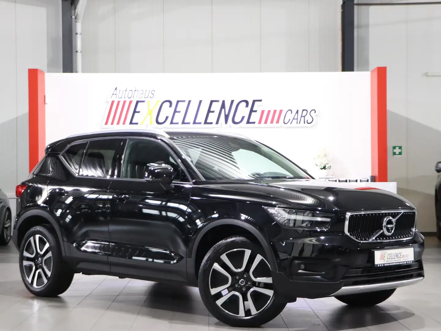 Volvo XC40 MOMENTUM-PRO / PANORAMA, MATRIX-LED Schwarz - 1