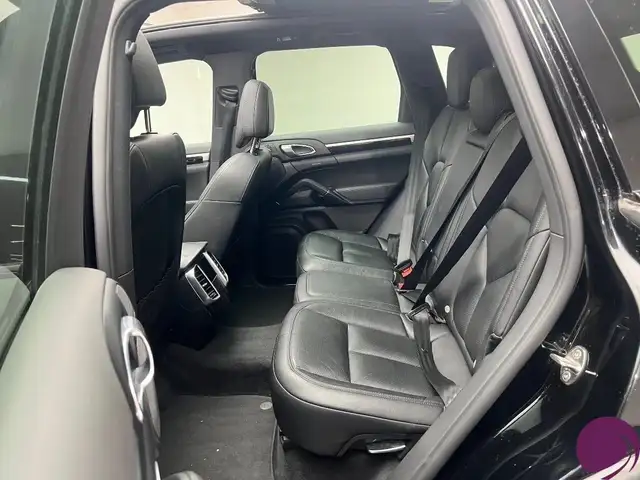 Porsche Cayenne view 8