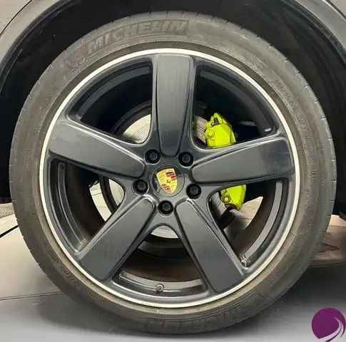 Porsche Cayenne view 12