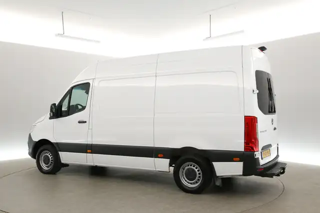 Mercedes-Benz Sprinter view 4