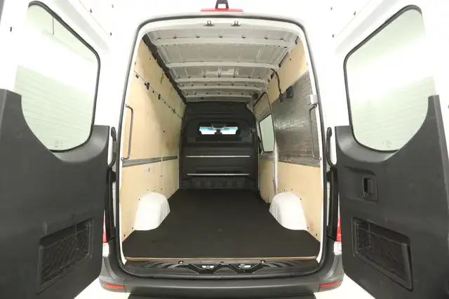 Mercedes-Benz Sprinter view 3