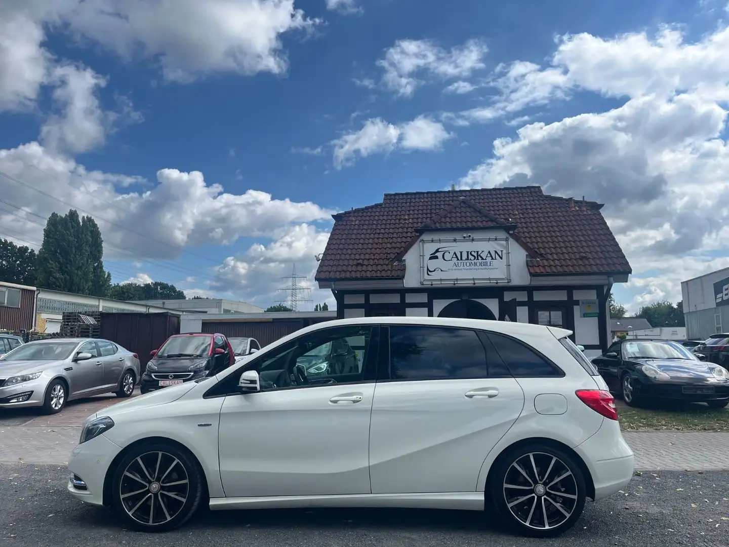 Mercedes-Benz B 180 *Night Paket*Kamera*Pano*Bi-Xenon*1.Hand Weiß - 1