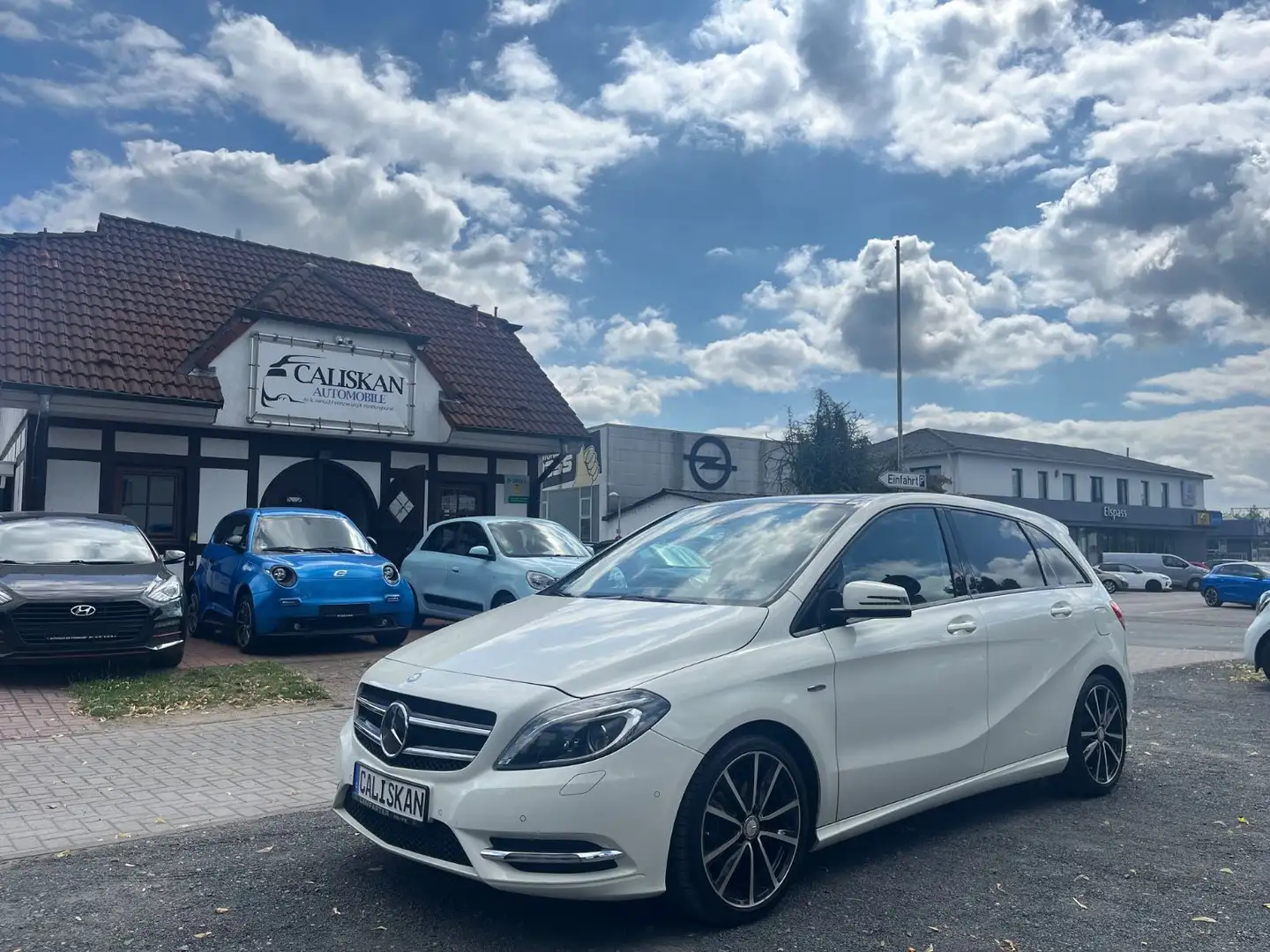 Mercedes-Benz B 180 *Night Paket*Kamera*Pano*Bi-Xenon*1.Hand Weiß - 2