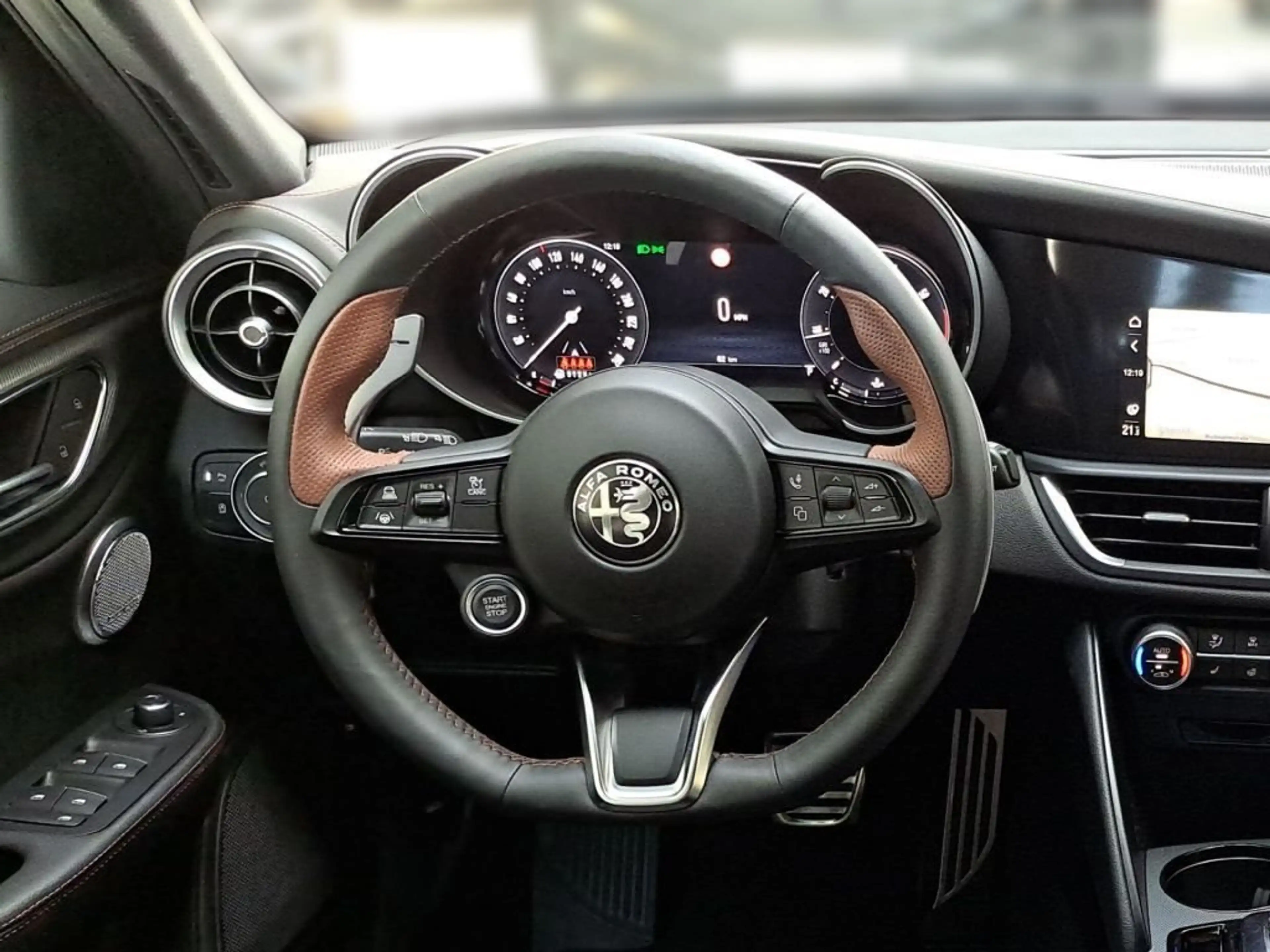 Alfa Romeo Giulia 2.0 Turbo 16V AT8-Q4 Intensa — photo 14