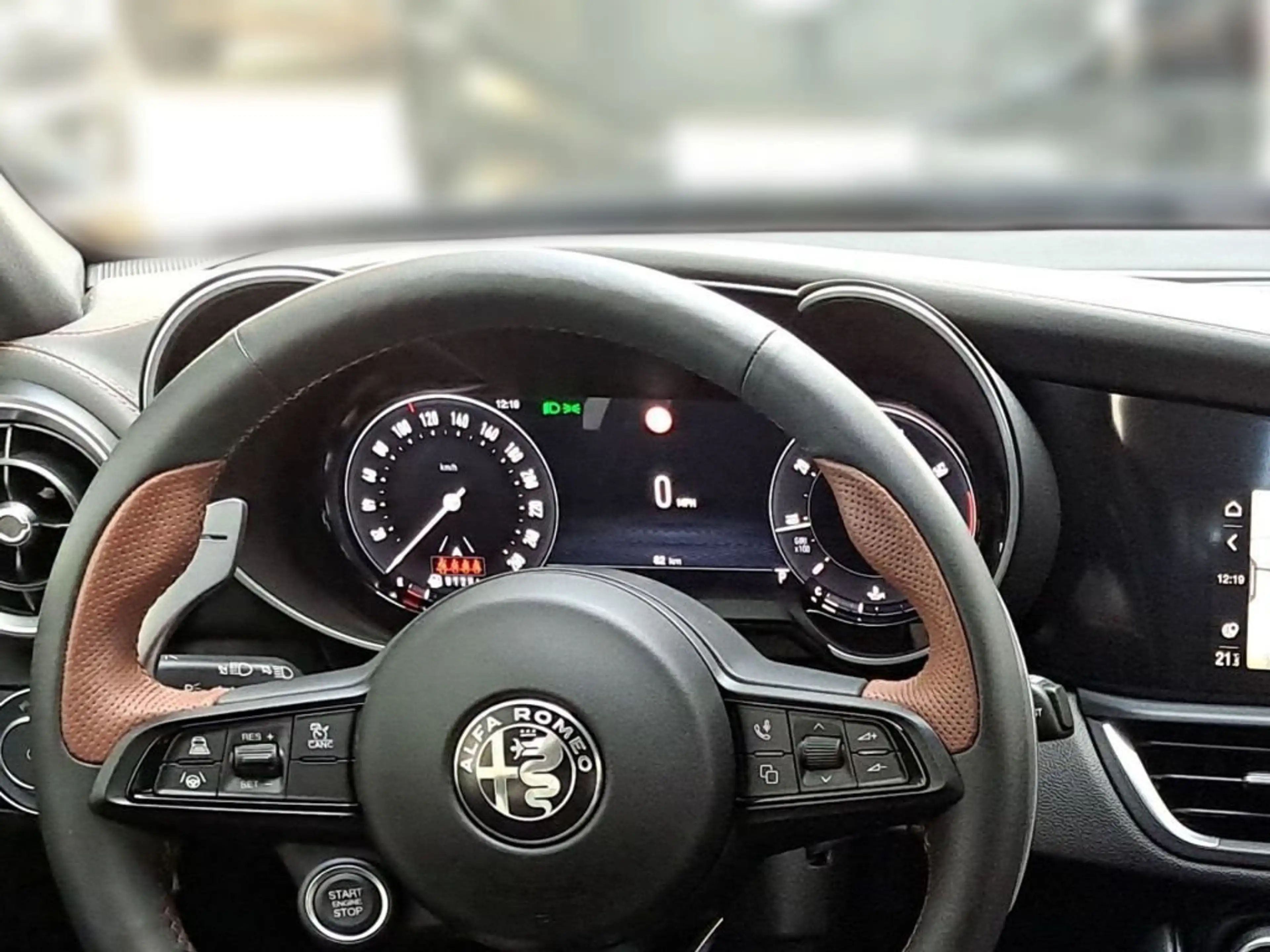 Alfa Romeo Giulia 2.0 Turbo 16V AT8-Q4 Intensa — photo 13