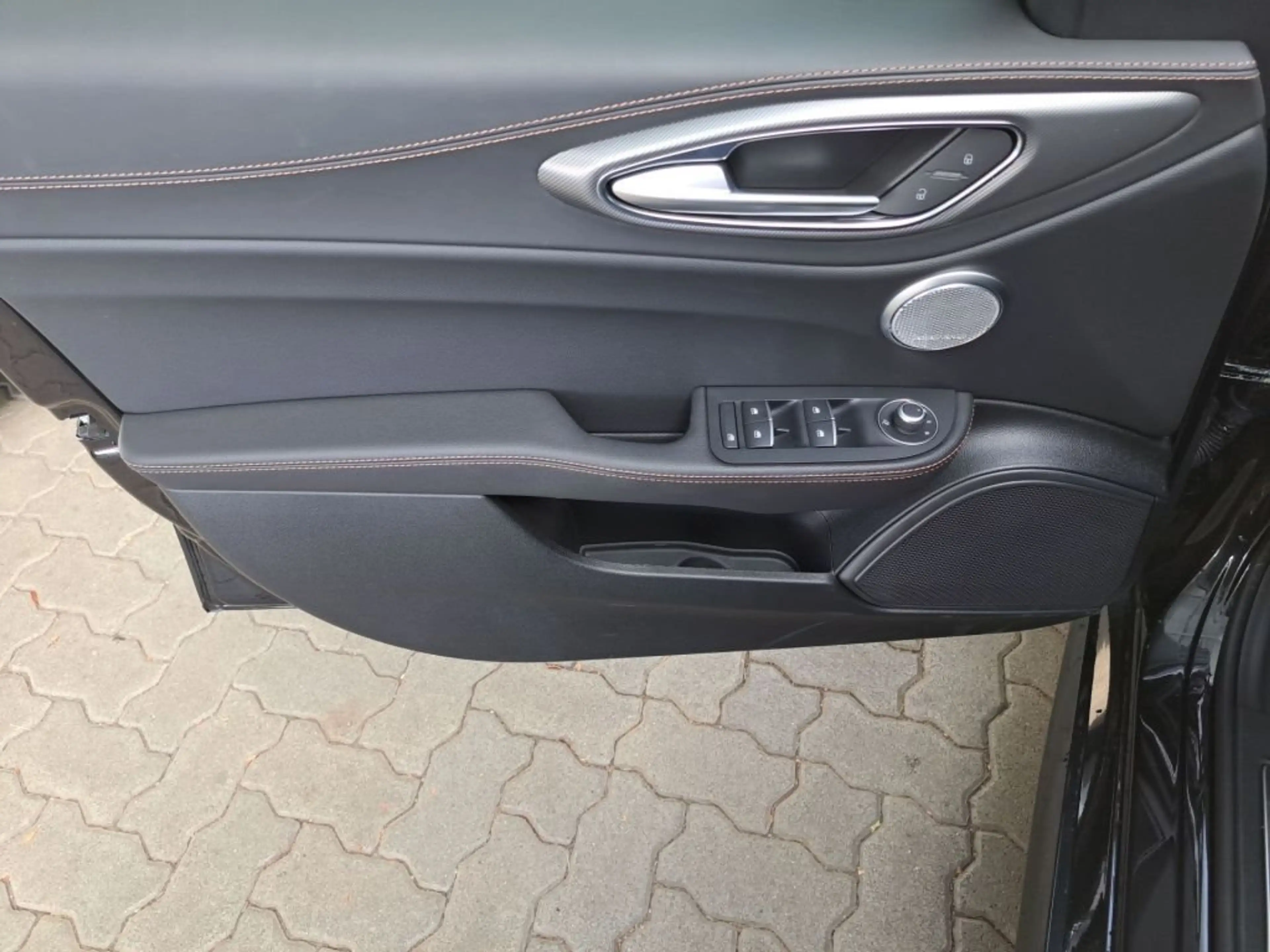 Alfa Romeo Giulia 2.0 Turbo 16V AT8-Q4 Intensa — photo 9